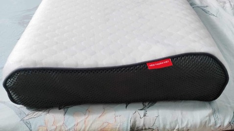 Gối này có 2 cái lượn sóng, đầu kia hơi cao mình không thích, cái lượn sóng nhỏ nằm thấp đỡ mỏi vai cổ hơn