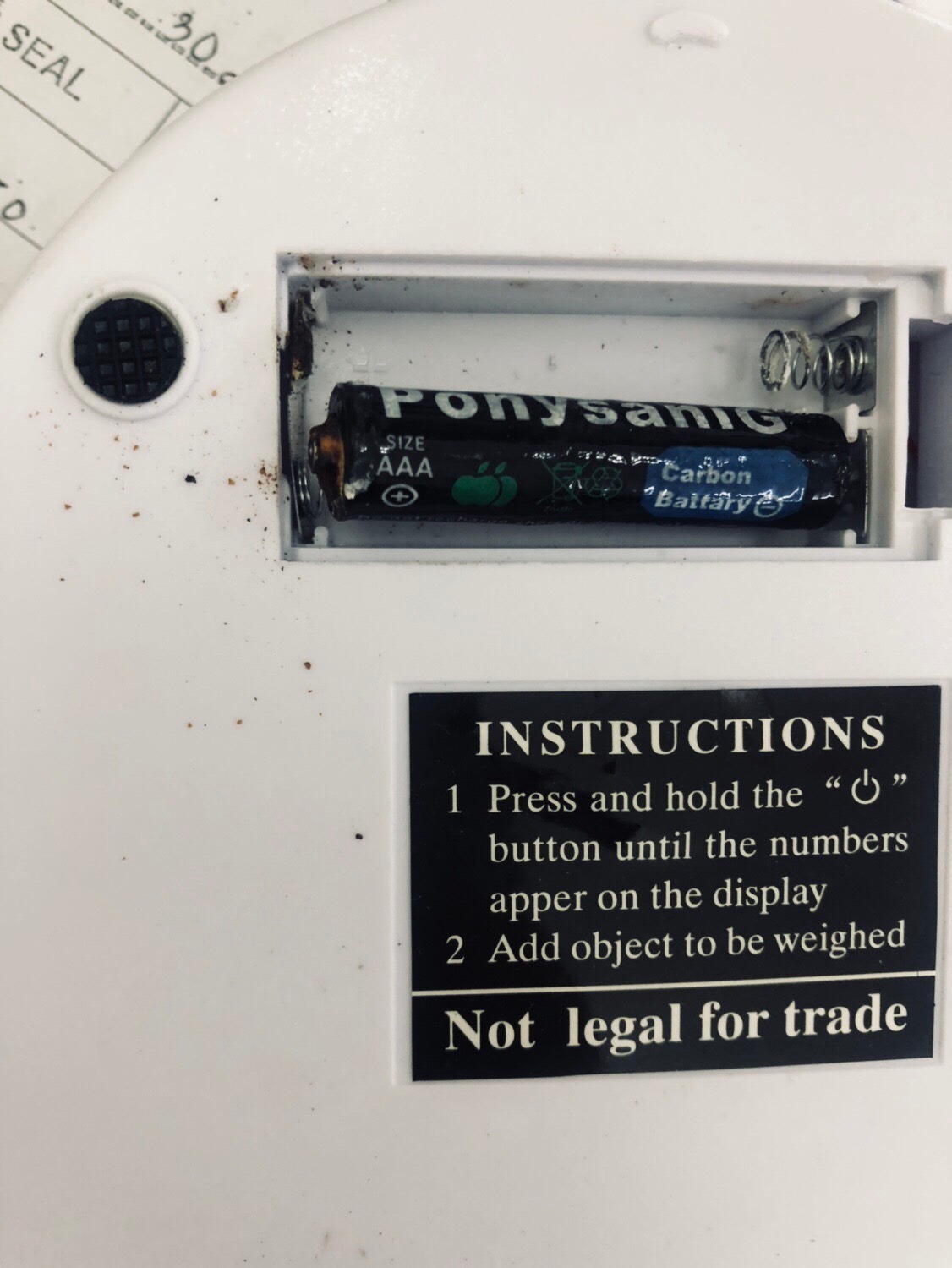 Cân mình nhận được đảm bảo đã qua sử dụng, cục pin được gắn sẵn gỉ sét hết, đầu gắn pin cũng gỉ sét, phần lò so thì bị ô xy hóa. nắp đậy phần gắn Pin không có, mà đầu gắn thì đã bị mẻ. TIKI dường như không kiểm tra hàng mà đã giao tới. Giờ cái cân cho mấy đứa cháu chơi đồ hàng thôi. Haizz