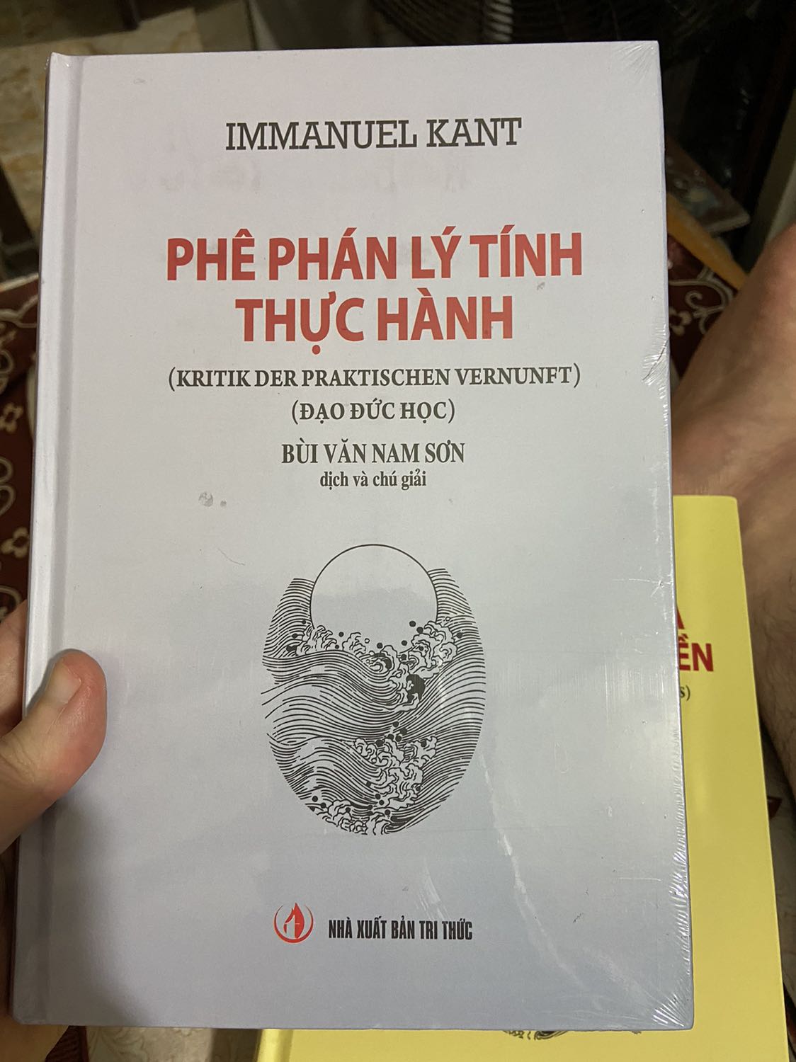 Sách chuyên sâu cho ai tìm hiểu nghiên cứu triết học. Vấn đề mình cho 3 sao là sách bì cứng rất đẹp nhưng chữ in bên trong nhỏ và mờ, chất giấy trắng loá mắt khi đọc. Nội dung kéo dài, nói dai… dẫn nhập hay nhưng quá đà và trúc trắc. Triết học tất không dễ đọc nhưng không có nghĩa là quá khó đọc khó học và cảm thụ. Việt Nam có lẽ khó tiếp nhận triết học phương tây vì lỗi tư duy của triết học phương đông duy tâm hiện sinh. Sách cần cải thiện trong khâu in ấn và chất lượng mực in, chất giấy. Sách chuyên sâu cho ai tìm hiểu nghiên cứu triết học. Vấn đề mình cho 3 sao là sách bì cứng rất đẹp nhưng chữ in bên trong nhỏ và mờ, chất giấy trắng loá mắt khi đọc. Nội dung kéo dài, nói dai… dẫn nhập hay nhưng quá đà và trúc trắc. Triết học tất không dễ đọc nhưng không có nghĩa là quá khó đọc khó học và cảm thụ. Việt Nam có lẽ khó tiếp nhận triết học phương tây vì lỗi tư duy của triết học phương đông duy tâm hiện sinh. Sách cần cải thiện trong khâu in ấn và chất lượng mực in, chất giấy.