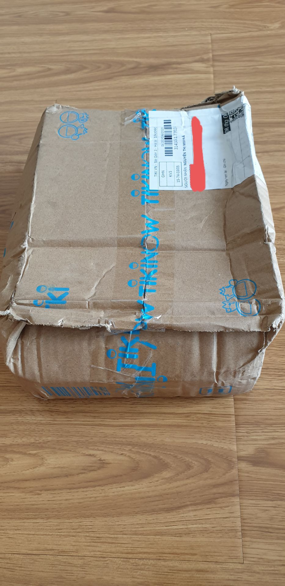 Sản phẩm được đóng gõi kỹ càng, cẩn thận. Sau 2 ngày dùng lõi từ màu trắng đã hơi có màu vàng chứng tỏ lọc có tác dụng. 
Tiki cần nhắc nhở bên bộ phận ship hàng. Hàng hóa bên trong dù đã được bọc lót kĩ nhưng cũng k nên quăng quật nhồi nhét khiến cho vỏ hộp bên ngoài bị móp méo. Ngày xưa không hề bị tình trạng như thế này, nhưng tầm khoảng 1 năm nay gói hàng của tiki đưa đến người mua hàng lần nào cũng bị móp méo. Sản phẩm được đóng gõi kỹ càng, cẩn thận. Sau 2 ngày dùng lõi từ màu trắng đã hơi có màu vàng chứng tỏ lọc có tác dụng. 
Tiki cần nhắc nhở bên bộ phận ship hàng. Hàng hóa bên trong dù đã được bọc lót kĩ nhưng cũng k nên quăng quật nhồi nhét khiến cho vỏ hộp bên ngoài bị móp méo. Ngày xưa không hề bị tình trạng như thế này, nhưng tầm khoảng 1 năm nay gói hàng của tiki đưa đến người mua hàng lần nào cũng bị móp méo.