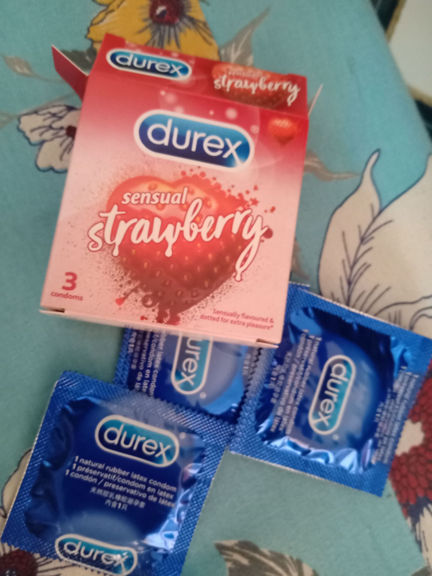 thường rất tin tưởng tiki nhưng hôm nay mình nhận hàng thì thấy như vầy, gói hàng khá ẩu băng keo dính rời rạc.còn sp thì mình thấy nhiều bạn bảo là không giống như mua ở ngoài, mình nhận thì giống như hàng ở các tttm bán có hdsd bên trong hộp chứ k phải giấy hdsd như mấy bạn kia