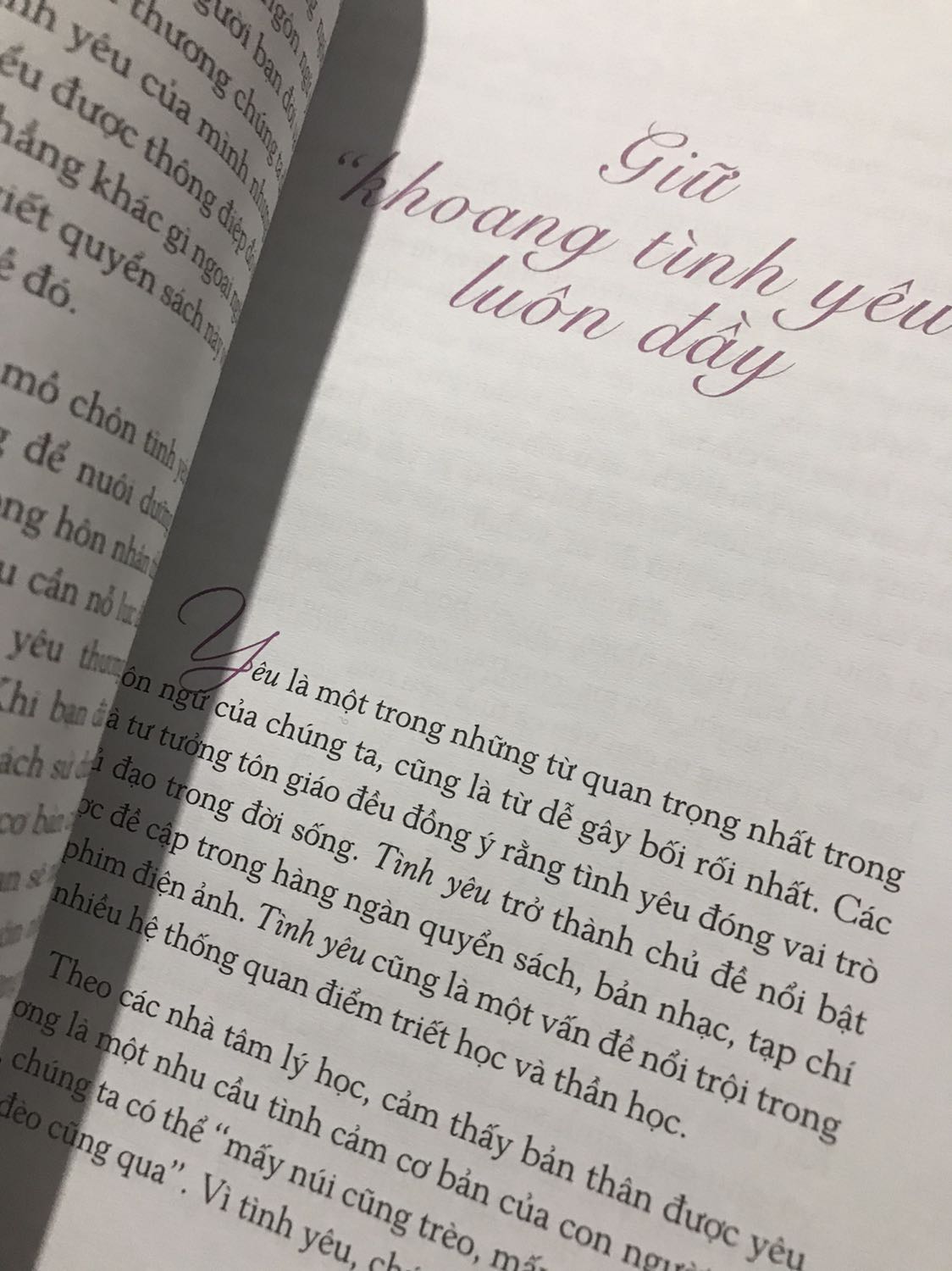 Qua lời khuyến đọc của một người quen, mình biết đến cuốn sách rồi quyết định mua và đọc nó. Phải nói đây là một quyết định rất sáng suốt của mình. Theo góc nhìn của mình, đây là một cuốn sách nói về tình yêu dựa trên nền tảng của khoa học hay hơn bất kì cuốn ngôn tình nào mình từng đọc. Nó thực tế, dễ cảm và áp dụng được. Hmmm thì loại trừ việc bạn đang FA không có ai để ứng dụng (đùa chút thui ^^)

Tuy độc giả mà tác giả muốn hướng tới là những người đã kết hôn, đã trải qua giai đoạn yêu đương cuồng nhiệt (giai đoạn đầu của bất kì cuộc tình cảm nào đều có)... nhưng với một đứa còn đang ế là mình thì mình lại học được từ đó rất nhiều. Không chỉ là cách ăn nói, cư xử sao cho dễ cảm, dễ mến mà còn là sự mở mang vốn hiểu biết, tri thức của mình về tình yêu và quan niệm sống. 

Qua cuốn sách mình học được cách để biểu lộ được tình cảm của mình dành cho đối phương một cách đúng nhất. Để họ luôn thấy mình trân trọng và yêu thương họ qua cách tìm hiểu về ngôn ngữ yêu thương chủ đạo của họ. Ngôn ngữ yêu thương chủ đạo của bạn là gì? Quà tặng? Hành động chăm sóc? Lời nói yêu thương? Thời gian chất lượng? Hay cử chỉ âu yếm?

Nếu bạn chưa biết về những thuật ngữ hay còn mơ hồ nhưng muốn tìm hiểu sâu về nó thì cuốn sách này phù hợp dành cho bạn. Nếu như bạn đang trong một mối quan hệ trục trặc, bạn nên tìm đọc cuốn sách này. Nếu như bạn quan tâm đến đời sống tình cảm, bạn nên tìm hiểu về nó. Có một câu nói rất hay mình muốn chia sẻ với các bạn: “Khi chưa biết về hôn nhân thì chúng ta đã có gia đình”