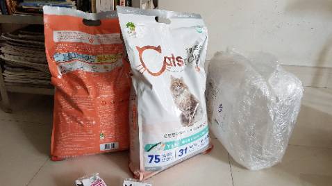 Hàng giao sớm 1 ngày.Anh shipper vui, thân thiện.
Gói thức ăn 2×5kg được đóng gói cẩn thận, an toàn.Có nhiều quà tặng kèm theo. Hôm nay mình mới khui hàng,thấy date còn xa. Mình rất hài lòng. Cảm ơn shop.