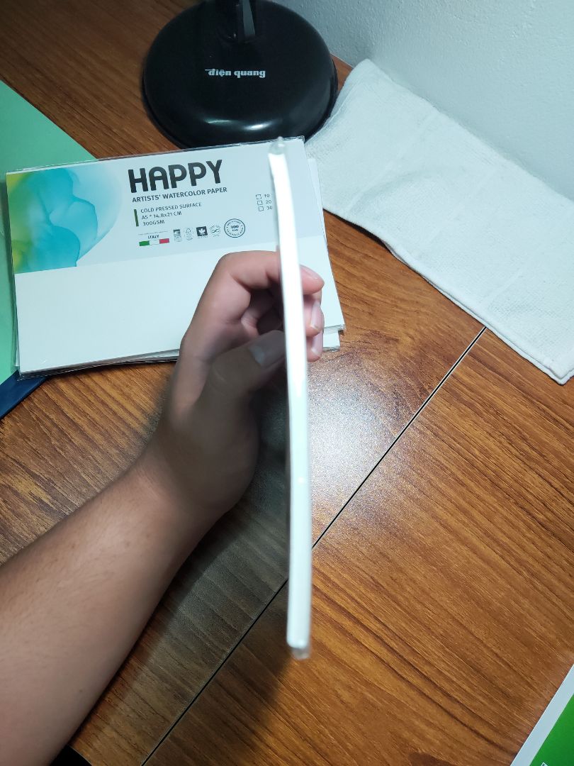 giấy tốt, nhưng đóng gói kém khiến giấy bị cong, khá khó chịu