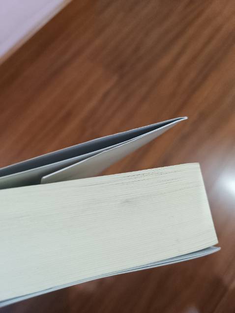 Quyển bị rách bọc ngoài. Một số chỗ bị bẩn và méo. Từng rất kỳ vọng nhưng nhận lại thất vọng