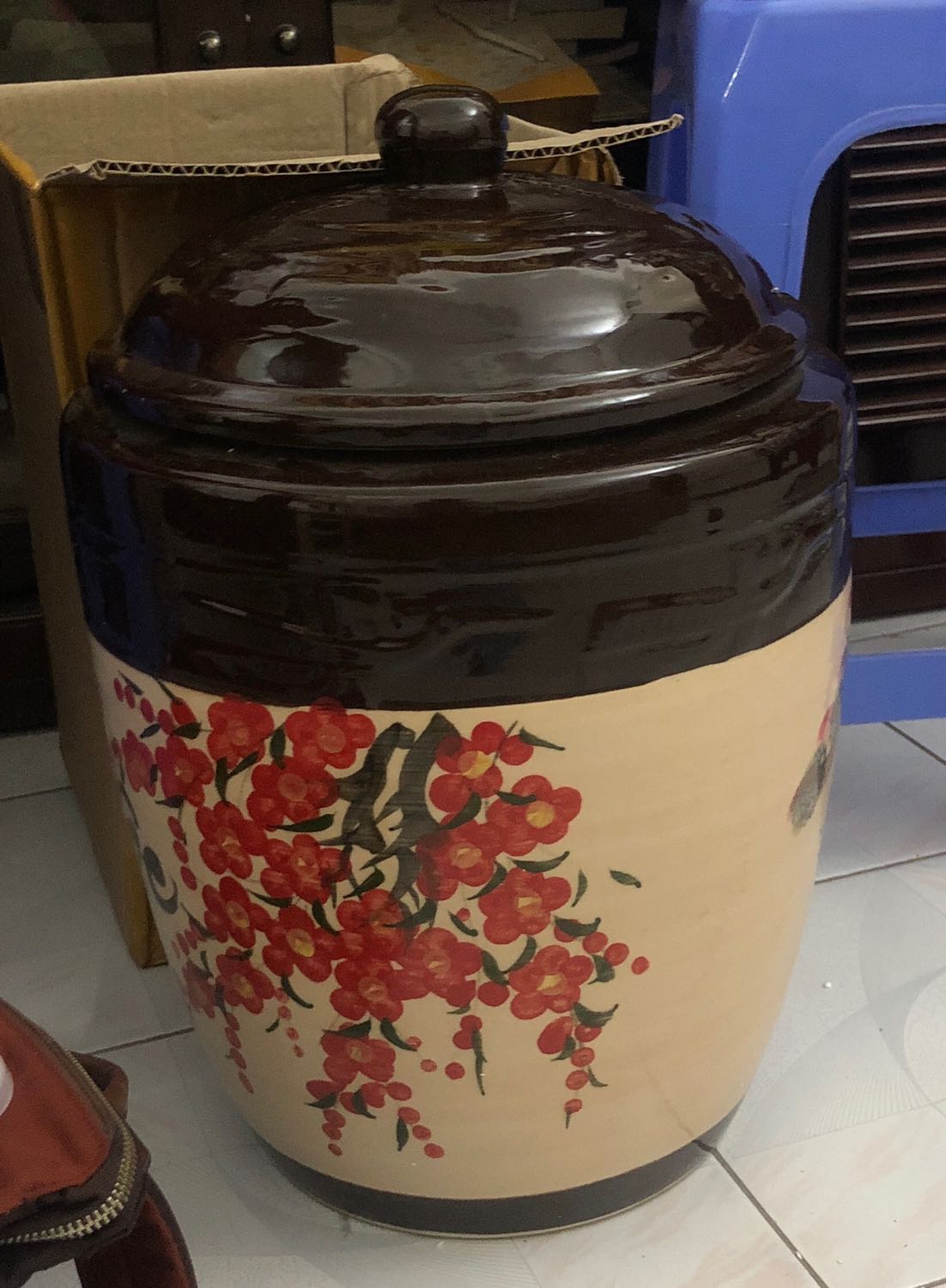 Hũ chắc chắn, đóng gói cẩn thận, shipper thân thiện nữa. K biết đậy kín hẳn k mình thấy vẫn k chắc lắm. Hoa văn đẹp, nặng tay.