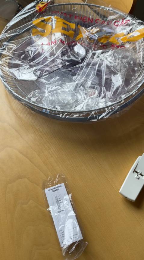 Quá xịn sò trong tầm giá, với 4xx thì không thể tìm được loại quạt nào có remote đâu nha mọi người :)). Bật số 1 thì mát nhè nhẹ phù hợp cho ban đêm, nhà có em bé nhỏ. Bật số 2 thì quá ok cho trưa hè oi bức, quạt ko ồn, tiếng gió đủ nghe trong phòng nhỏ. Có nhiều chế độ gió, màu sắc đẹp, đường nét sắc sảo, cứng cáp, tặng pin đi kèm remote luôn. Quá là ok luôn cho lựa chọn này. Quá xịn sò trong tầm giá, với 4xx thì không thể tìm được loại quạt nào có remote đâu nha mọi người :)). Bật số 1 thì mát nhè nhẹ phù hợp cho ban đêm, nhà có em bé nhỏ. Bật số 2 thì quá ok cho trưa hè oi bức, quạt ko ồn, tiếng gió đủ nghe trong phòng nhỏ. Có nhiều chế độ gió, màu sắc đẹp, đường nét sắc sảo, cứng cáp, tặng pin đi kèm remote luôn. Quá là ok luôn cho lựa chọn này.