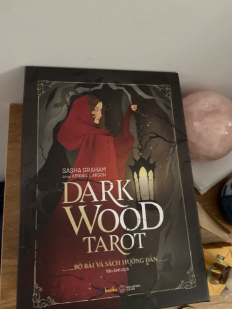 Bộ bài giao đến rất đẹp, đóng gõi kỹ càng. Bài hơi mỏng tí nhưng cứng hơn mấy bộ fake rõ luôn.
Nếu thêm tiền mà thêm cái hộp nhỏ để đựng bài thì quá tiện hihi. Đẹp vaiz ra luôn
Mãi iu titki