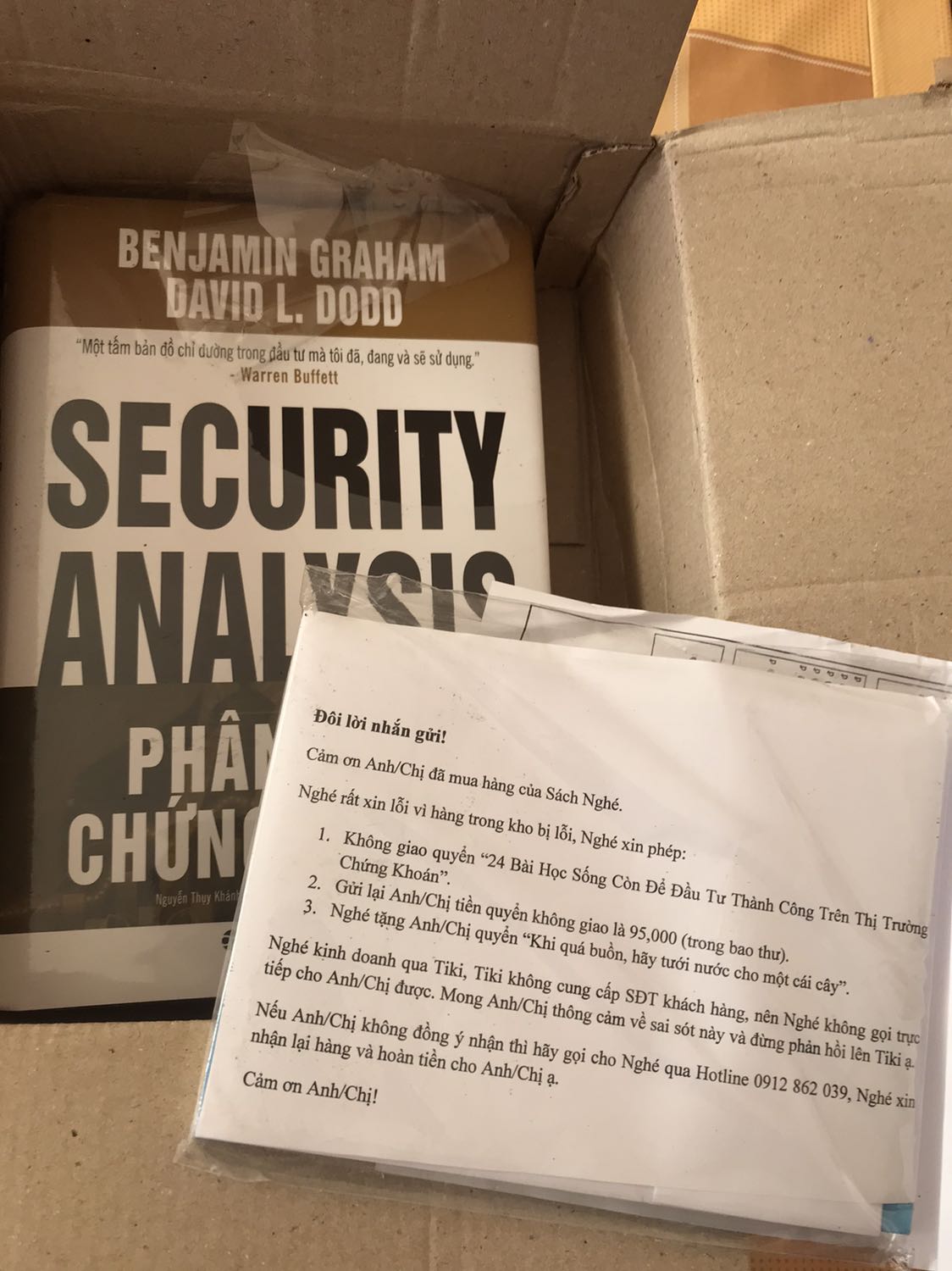 Mục tiêu là chỉ để mua cuốn sách 24 bài học sống còn để đầu tư thành công trên thị trường. Do sách hiếm hàng nên không còn bán riêng lẻ nữa. Nên mình chấp nhận mua kiểu combo để lấy cuốn mình muốn đọc. Rồi lúc nhận hàng tại nhà, mở ra thì thấy ghi là không có sách. Trả lại tiền phần cuốn sách không có. Cuốn không muốn có mà phải đang giữ thì bị móp góc, rách vỏ bọc. Trước giờ mình mua sách số lượng không hề nhỏ trên Tiki vì tin tưởng. Bây giờ như vậy, cũng chấp nhận chuyện đã rồi. Nhưng thất vọng thì do Tiki hay do hãng mình đặt sách đây. Thiệt tình !!!