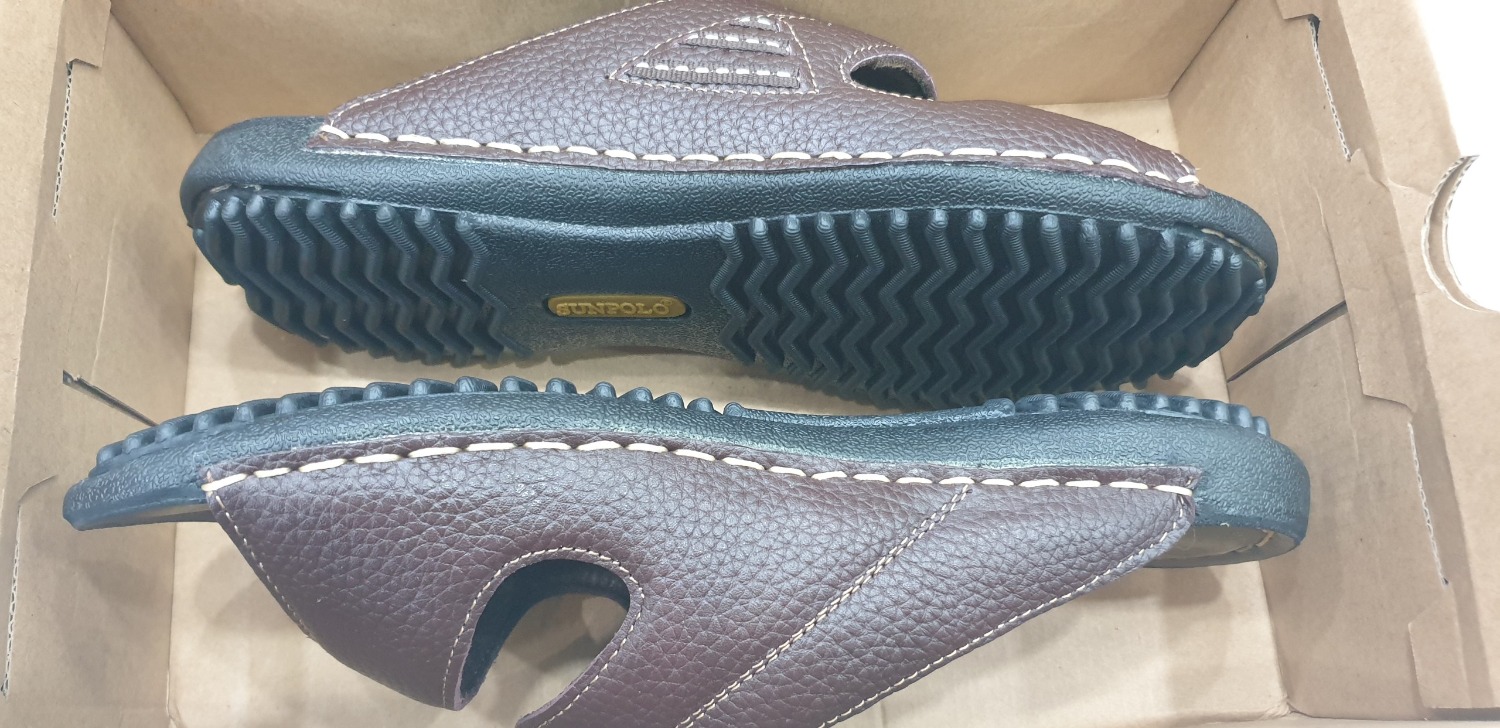 Hàng rất chắc chắn, đường may mũi chỉ ok may luôn cả đế và quai dày dặn rất ưng ý! Giao hàng tương đối, cần giao hàng nhanh hơn nữa thì tuyệt vời.