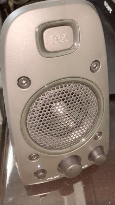 loa bên điều khiển bị rè, sao lại giao loa lỗi cho khách thế. chán thật