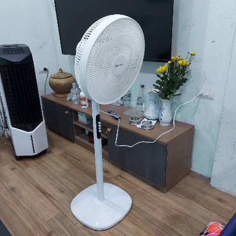 Sản phẩm toàn bằng nhựa cứng. Quạt đứng cao nhưng nhẹ, lồng bằng nhựa. Nếu đổ thì chắc dễ vỡ. Thời gian dài sẽ không bền, mô tơ quạt quay yếu. Được cái là chạy êm. So với giá thành thì chất lượng không được như kỳ vọng. Nên cân nhắc trước khi mua. Sau thời gian sử dụng thấy quạt quay yếu, lồng nhựa mau không mat. Không hài lòng so với giá tiền Sản phẩm toàn bằng nhựa cứng. Quạt đứng cao nhưng nhẹ, lồng bằng nhựa. Nếu đổ thì chắc dễ vỡ. Thời gian dài sẽ không bền, mô tơ quạt quay yếu. Được cái là chạy êm. So với giá thành thì chất lượng không được như kỳ vọng. Nên cân nhắc trước khi mua. Sau thời gian sử dụng thấy quạt quay yếu, lồng nhựa mau không mat. Không hài lòng so với giá tiền