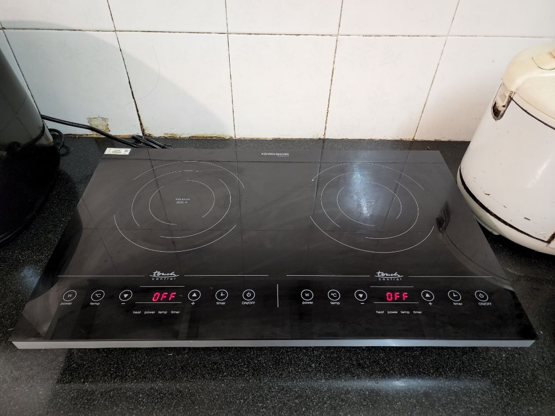 Mình mua để thay bếp cũ cùng mã,cùng hãng. Bếp cũ mình dùng gần 10 năm, do làm vỡ nên mua bếp mới.Có chút khác biệt so với bếp lần trước của mình ở tiếng ấn nút và tốc độ phản hồi cảm ứng.