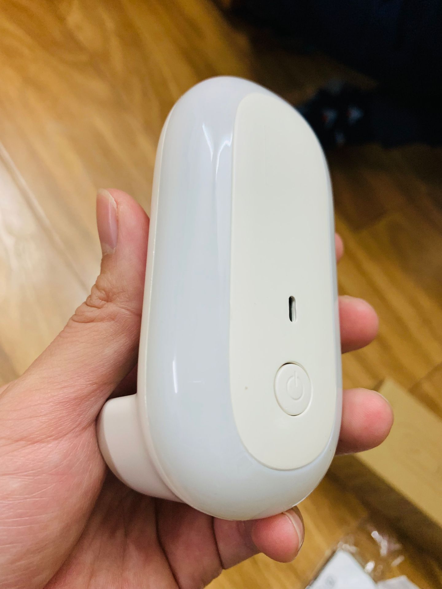 Sản phẩm đúng mô tả, remote nhạy và có nhiều tuỳ biến rất tiện. Sử dụng 1 một thời gian, đèn hoạt động ổn định. Giao hàng nhanh và đóng gọi ổn. Thanks shop!