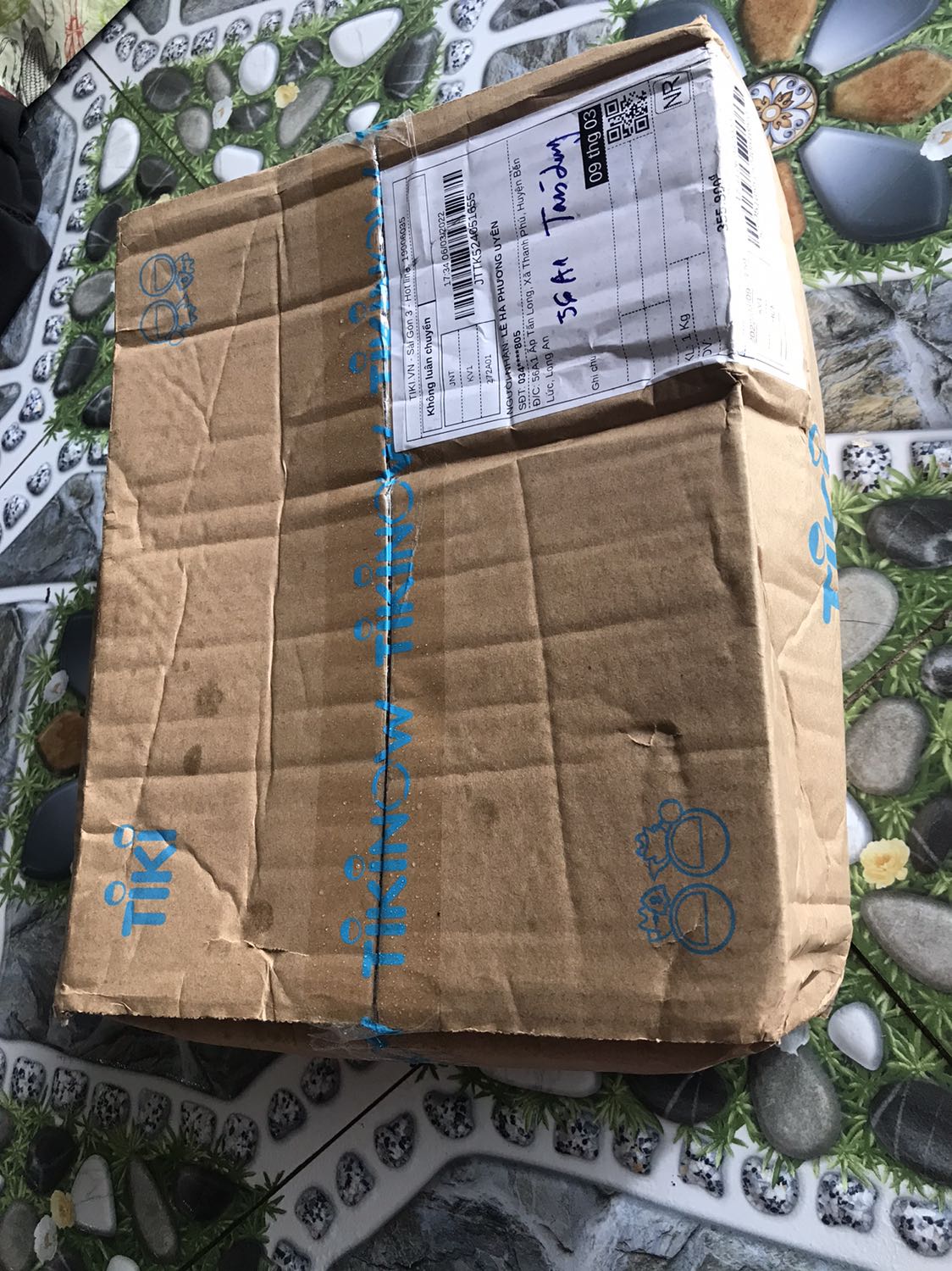 Không biết do Tiki đóng gói hay bên đơn vị vận chuyển làm móp méo hộp, mình không ưng về khâu này! Nhưng vẫn cho Tiki 5 sao khích lệ, vì mình luôn tin dùng Tiki.
Còn về sách của má Mặc thì mình không bàn cãi nữa! Nói là fan ruột thì cũng không phải, tại mình không có trọn sách của má, nhưng mê sách má viết về thể loại trinh thám cực kì! 
Tiếc là lần này không lấy được bản đặc biệt! buồn 1 phút ❤️