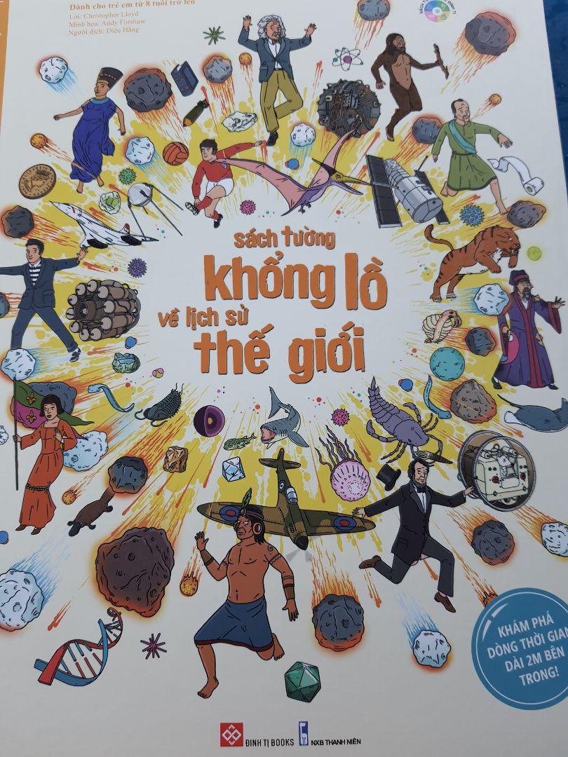 Sách khổng lồ, màu sắc đẹp, phù hợp cho trẻ trên 8 tuổi, điểm trừ là chữ quá nhỏ