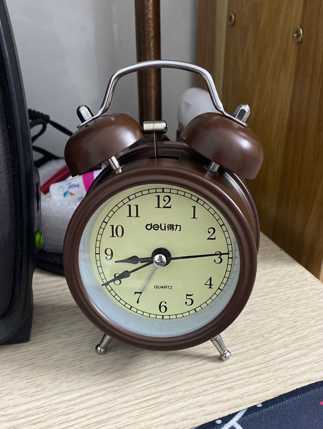 Nhỏ nhỏ vừa đủ dùng, mẫu mã đẹp lắm nhé, màu nâu này nhìn sang cự kì, cầm chắc tay, kim quay liền chứ ko nhảy giây như thường nên êm, ko phát tiếng, đặc biệt, tiếng báo thức to tới độ có thể dập tan mọi nỗ lực nướng khét giường :))))