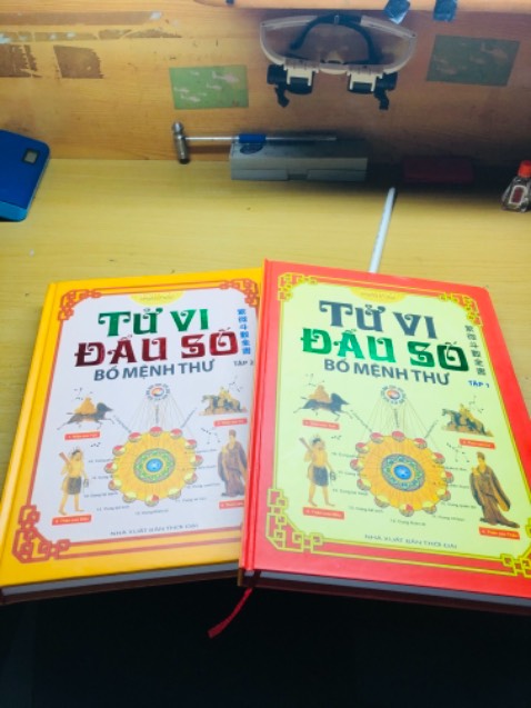 Sách màu, bìa cứng cáp, trình bày dễ hiểu, chi tiết, phải mua thêm quyển Lập và giải Tử Vi nữa thì mới đủ bộ được. Tại vì quyển này là Bổ mệnh thư lá số tử vi thôi. Nhưng sách đẹp nhìn thích đọc. Ủng hộ shop 5 sao