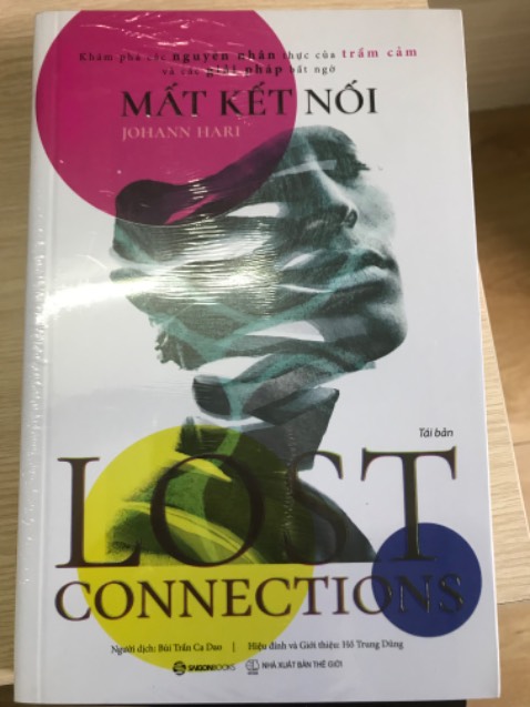 Mình đặt nhiều cuốn cùng 1 lúc may là tiki giao trong nội thành đóng gói ổn, tuy ko có bọc chống sốc nhưng có thêm mấy miếng bìa để sách ko bị va đập quá nhiều, nên thành phẩm nhận được ko bị cong sách. Rất thích tiki trading lẫn shipper dễ thương. À cuốn này có bọc seal nha