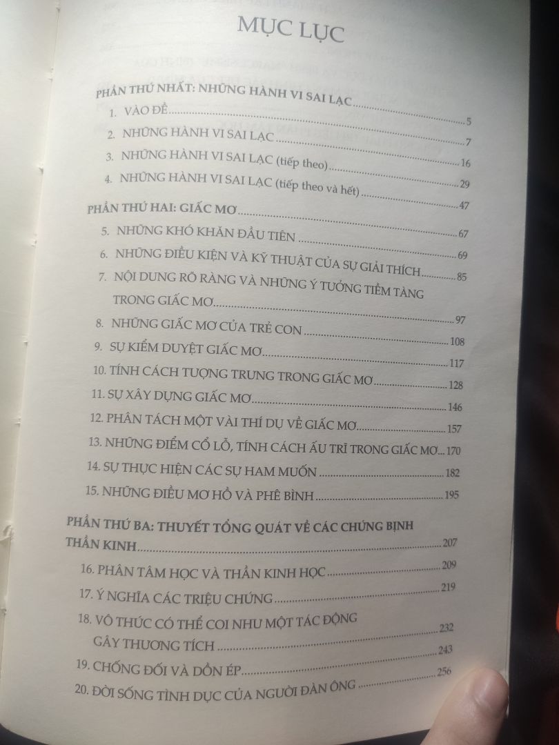sách ổn, giấy tốt, hình thức ko vấn đề gì
nội dung khá khó đọc với những ai mới bắt đầu tìm hiểu về phân tâm học (dù đây là sách nhập môn). nhiều từ ngữ chuyên dùng khó đọc cũng như khoảng cách ngôn ngữ qua dịch thuật nên cũng có khó khăn trong việc đọc hiểu. mình nghĩ nên đọc lại nhiều lần hoặc tìm hiểu nền tảng tâm lý học trước rồi bắt qua phân tâm sẽ dễ hơn, nếu tự mò mấy cái này thì theo mình có vẻ hơi gian nan thậm chí là nản trong đoạn đầu.