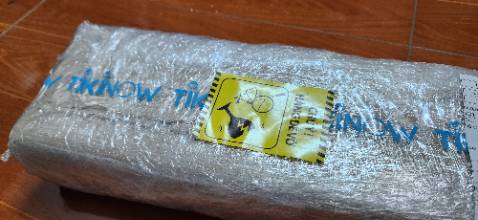 Tiki giao hàng siêu nhanh.
Phím bấm nhẹ, êm. Tuy nhiên, bàn phím hơi nhỏ so với bàn phím thường nên lúc đầu người dùng không quen lắm. 
Trước giờ mình cũng xài chuột logitech loại quiet nên giờ nghe lại âm thanh click chuột cũng chưa quen.
Có điều là usb kết nối máy tính, bàn phím không thiết kế chỗ gắn khi không xài nên rất dễ rơi rớt, mất.
Nhìn chung tương đối hài lòng với sản phẩm này.