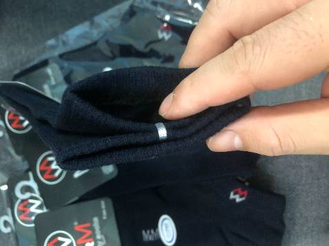 Cực kì cực kì hài lòng, rất đáng tiền nha!
Giao nhanh, đóng gói kĩ, cẩn thận, sản phẩm có tem mác đầy đủ thông tin xuất sứ, 90% cotton.
Chất liệu cổ chun co giãn tốt, chân mình bé xíu xíu vẫn mang vừa. 
Tất khá dày dặn, chất cotton nên thoái mái, mát, không bí chân khi mang. Có tem kháng khuẩn khử mùi, giá tiền 35k 1 đôi nhưng mua theo combo chỉ còn chưa đến 25k/đôi.
Rất hài lòng về sản phẩm, cách đóng gói, đến giao hàng và chắc chắn mình sẽ còn mua lại trong tương lai.