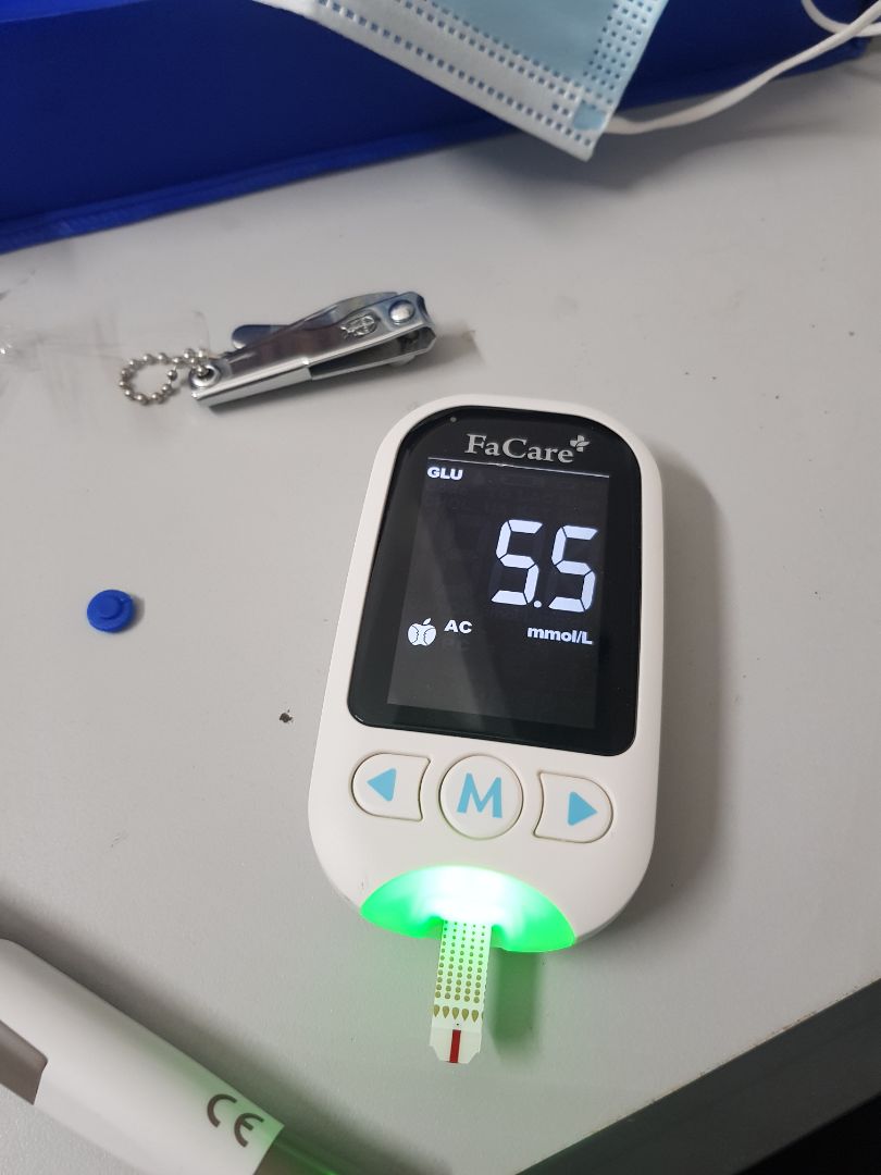 Hàng chính hãng, đầy đủ phụ kiện kèm theo, hướng dẫn sử dụng rõ ràng bằng cả tiếng Việt và tiếng Anh. Lần đầu mày mò nghịch phải đến gần hết số que có sẵn mới lấy máu thử được đúng cách. kết quả đo có vẻ ok so với kq xét nghiệm máu gần đây của mình