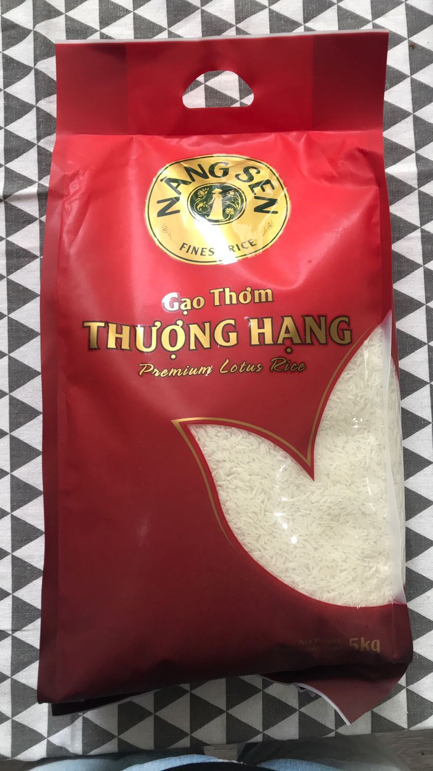 Hạt gạo đẹp, dài đều, trắng. Bao bì nhìn là biết gạo chất lượng. Date còn gần 1 năm, tới tháng 1/2021. Cơm ngon, dẻo, ăn ngọt vị. Hạt cơm mềm vừa, nhai đã miệng. Chuẩn 5 sao có khác. Rất ngon, mình sẽ mua thêm tặng người thân. Hạt gạo đẹp, dài đều, trắng. Bao bì nhìn là biết gạo chất lượng. Date còn gần 1 năm, tới tháng 1/2021. Cơm ngon, dẻo, ăn ngọt vị. Hạt cơm mềm vừa, nhai đã miệng. Chuẩn 5 sao có khác. Rất ngon, mình sẽ mua thêm tặng người thân.