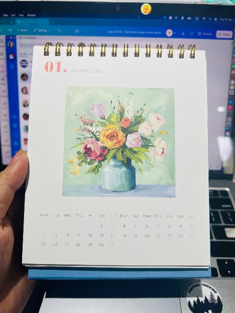 Màu sắc nhã nhặn, vừa để bàn, vừa đem theo được luôn. Tinh tế nhất lần đầu lịch bàn 2026 mà vần có tháng 12/2025 và 01/2027 nữa
Giá thì hợp lý.