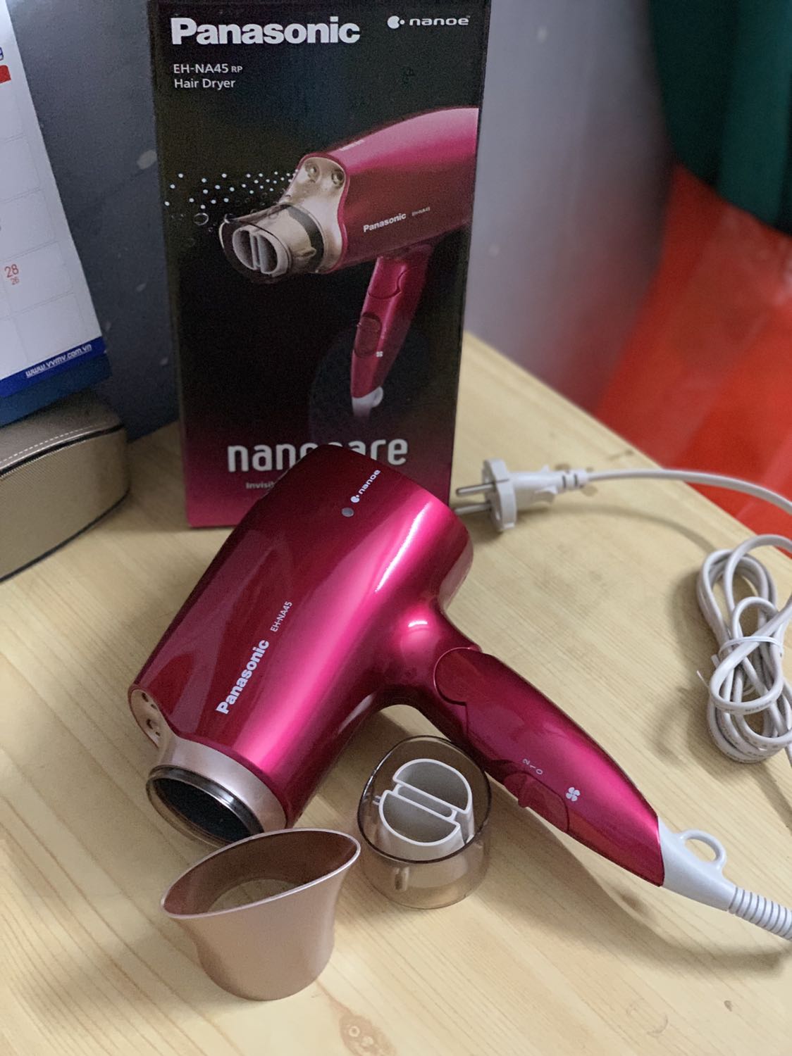 Chất lượng và mẫu mã xứng đáng với tiền bỏ ra. Máy hơi to nhưng ko quá nặng, kiểu dáng và màu sắc phải nói đẹp không chỗ chê. Công suất máy ok, có 2 nút chỉnh nóng, mát và các chế độ lớn nhỏ phù hợp, có mùi chắc là mùi máy tiết ra platium ion nên sấy tóc ko bị khô như máy sấy thông thường. Tiki giao hàng nhanh và đúng chất lượng. Thanks. Chất lượng và mẫu mã xứng đáng với tiền bỏ ra. Máy hơi to nhưng ko quá nặng, kiểu dáng và màu sắc phải nói đẹp không chỗ chê. Công suất máy ok, có 2 nút chỉnh nóng, mát và các chế độ lớn nhỏ phù hợp, có mùi chắc là mùi máy tiết ra platium ion nên sấy tóc ko bị khô như máy sấy thông thường. Tiki giao hàng nhanh và đúng chất lượng. Thanks.