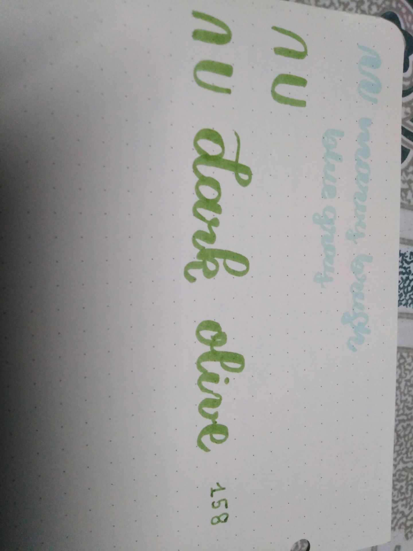 Mình xin chia sẻ đôi chút cảm nhận về cây Tombow này:
+ Thân bút to, cầm chắc tay, tính ra Tombow dài nhất trong các loại bút khác ấy. 
+ Đầu bút có đầu brush và đầu fineliner. Đầu brush mềm, hơi khó kiểm soát, nếu lực tay không chuẩn thì nét thanh nét đậm không được rõ ràng nên không thích hợp với các bạn mới tập viết calligraphy nhé. Đầu fineliner thì khá mảnh, có thể dùng để take note cũng tạm ổn, nhưng bạn để ý thì sẽ có mực bị đọng lại ở nét cuối. Viết nhanh thì không bị đâu. 
+ Độ tòe ngòi thì phải dùng lâu mới biết được. Nhưng theo mình tìm hiểu thì nếu cầm viết đúng cách, kiểm soát lực tốt thì bút sẽ lâu tòe.
+ Màu lên chuẩn với màu trên nắp bút, tươi và lạ. Tombow có bảng màu đa dạng lắm, recommend màu 158, 312, 528, 407 nhé, rất xinhhh
Tombow là một hãng bút rất nổi tiếng rồi, với giá 50k cho một cây hoàn toàn xứng đáng với chất lượng. Nếu bạn mới tập thì không nên dùng. Còn nếu bạn đang tìm kiếm một hãng bút khác để thử thì Tombow là lựa chọn hàng đầu nếu trong túi bạn dư dả:3