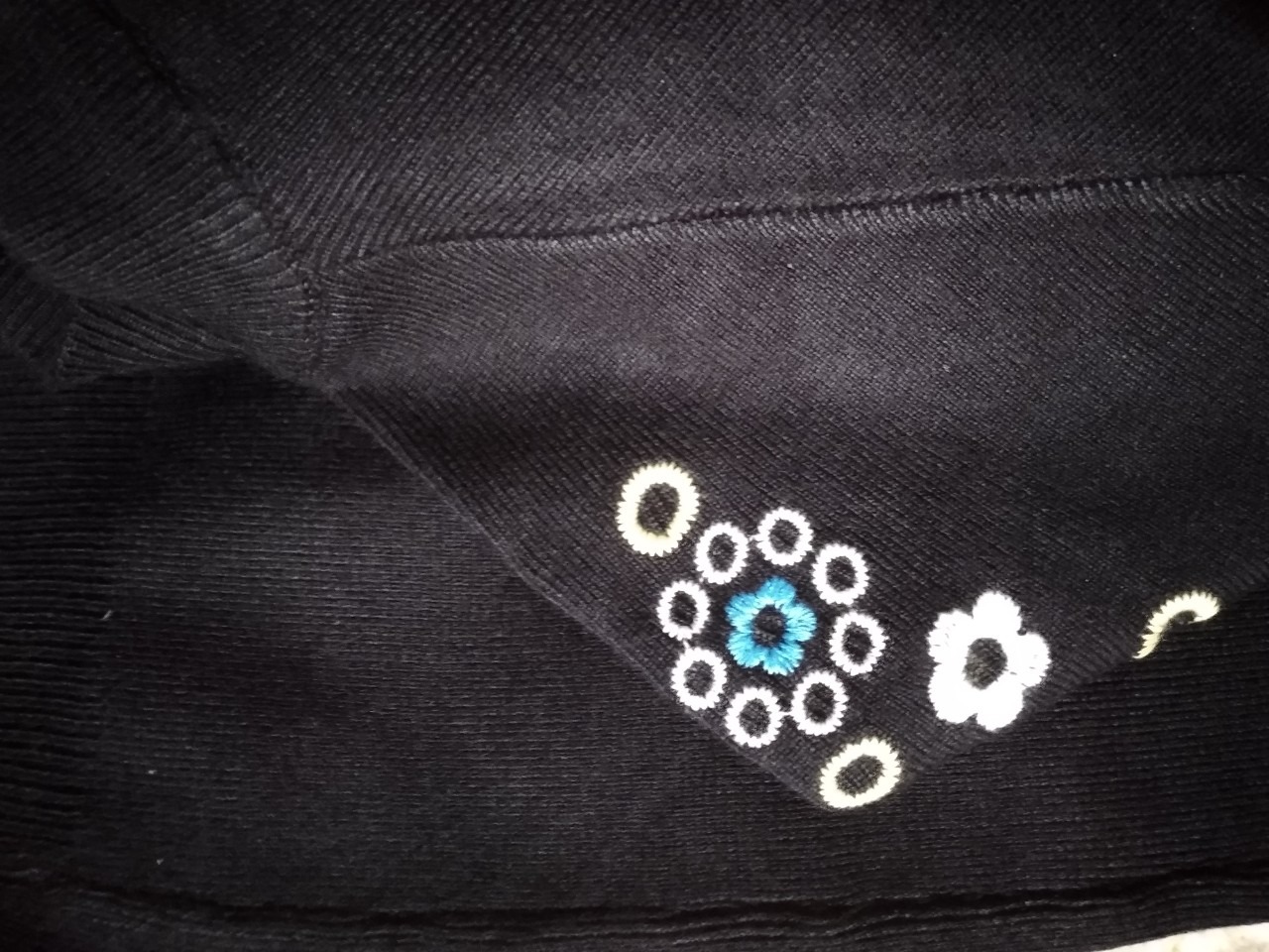 sản phẩm chuẩn đẹp, len và thêu hoa xinh.                                       good!