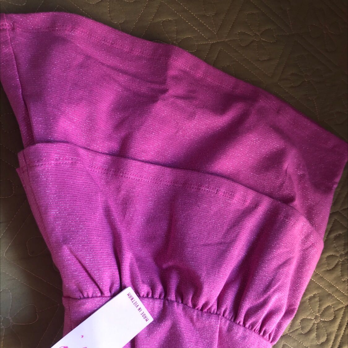 Chất liệu ok nhưng shop gửi 1 cái không đúng size. Váy không có quần bên trong.