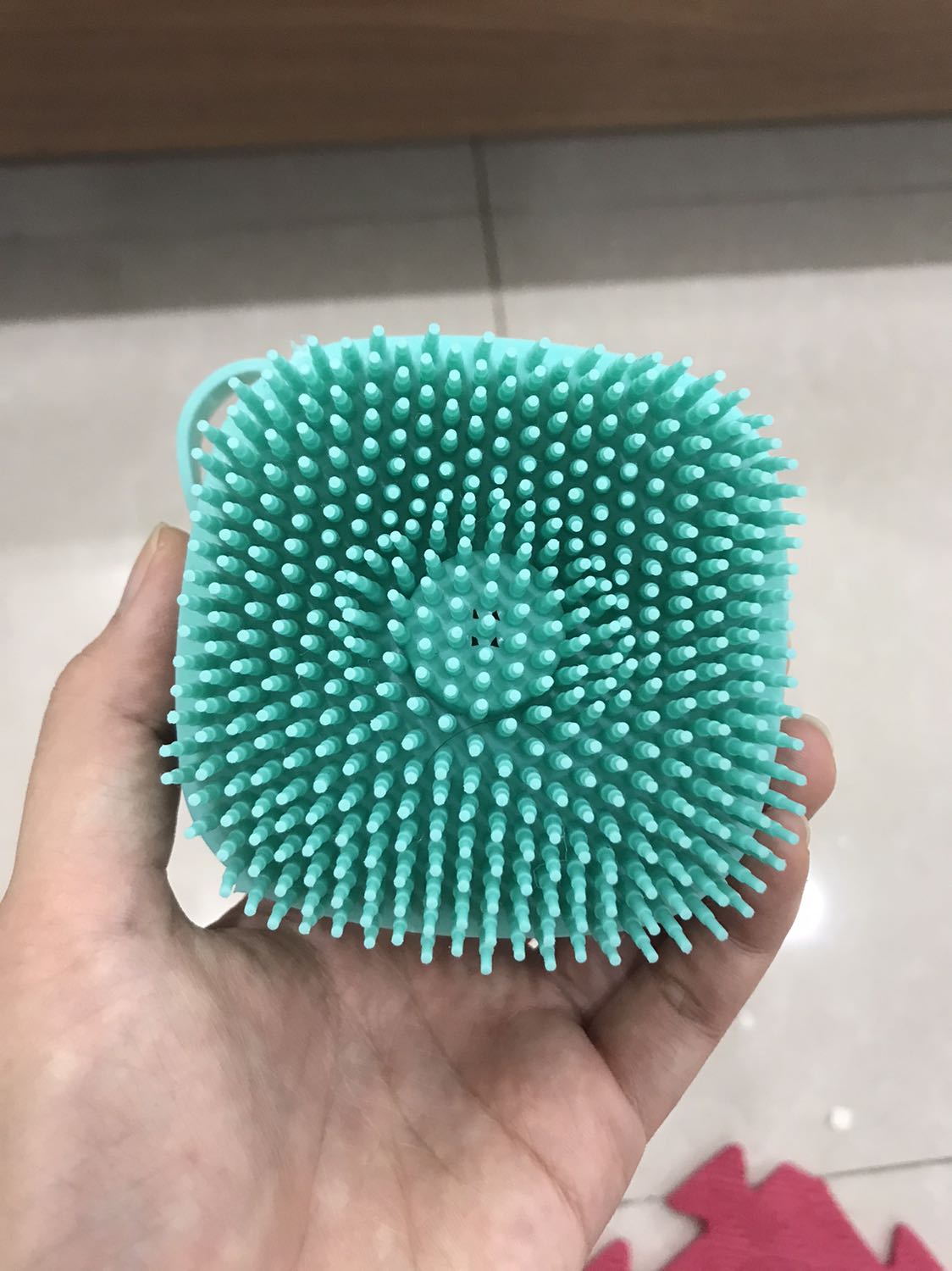 Mềm. Nếu ko có vết nhựa lỗi thì mình hài lòng hơn!