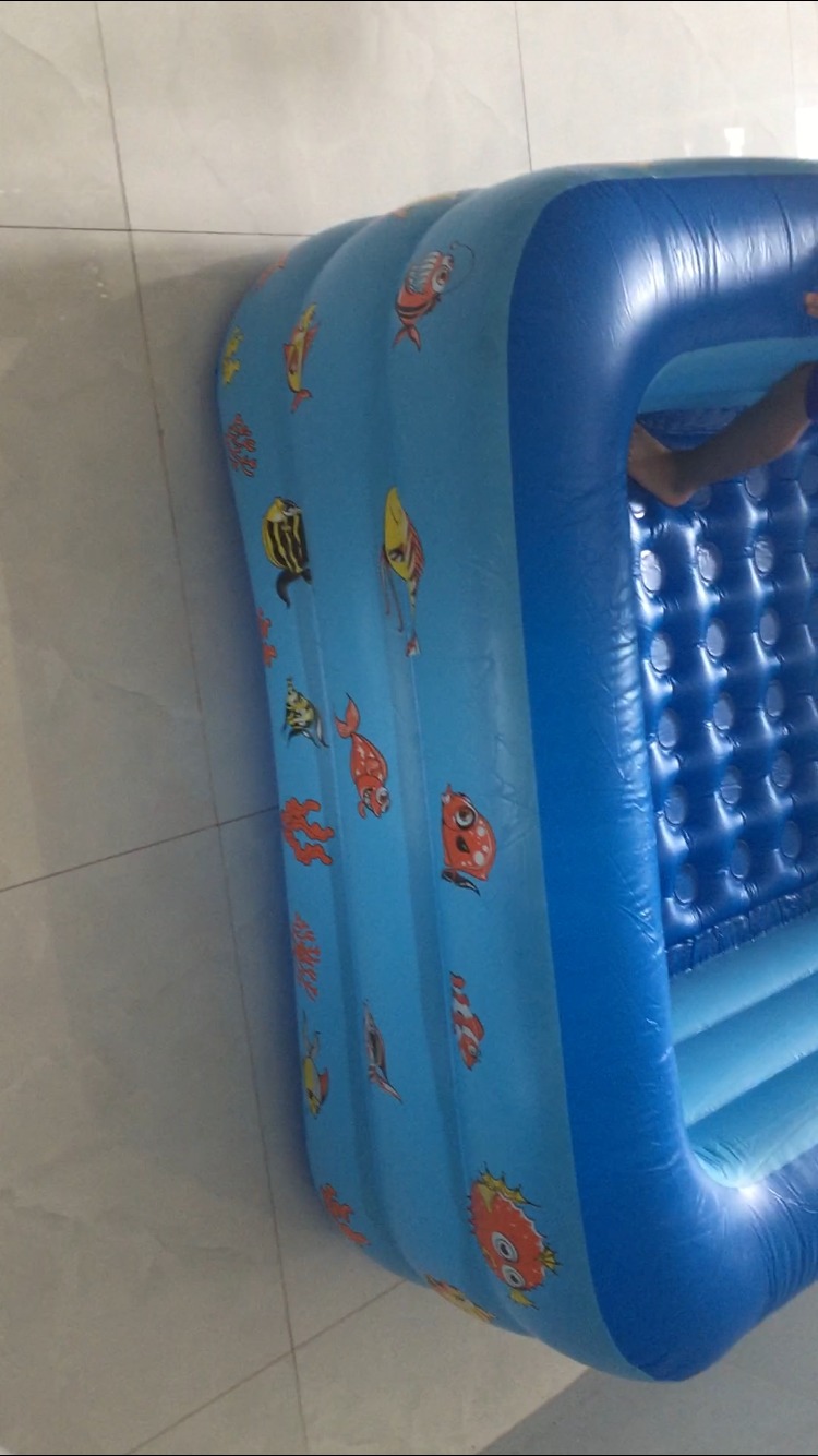 Giao hàng nhanh, tuy nhiên kích thước không đúng như mô tả (2m10 x 1m45), thực tế kích thước chỉ (1m95 x 1m20) thôi ...
Theo hình chụp lại thì bề ngang hồ chỉ bẳng 2 viên gạch nền nhà (loại gạch kt  60 cm x 60 cm)