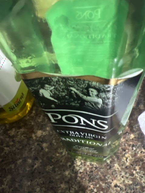 Hàng nhập nước ngoài sao nắp quá tệ,mở ra bị bể giống nhựa tái chế,dầu có mùi khét không như chai mua của shop khác,nhãn mác dán sơ sài,chán.