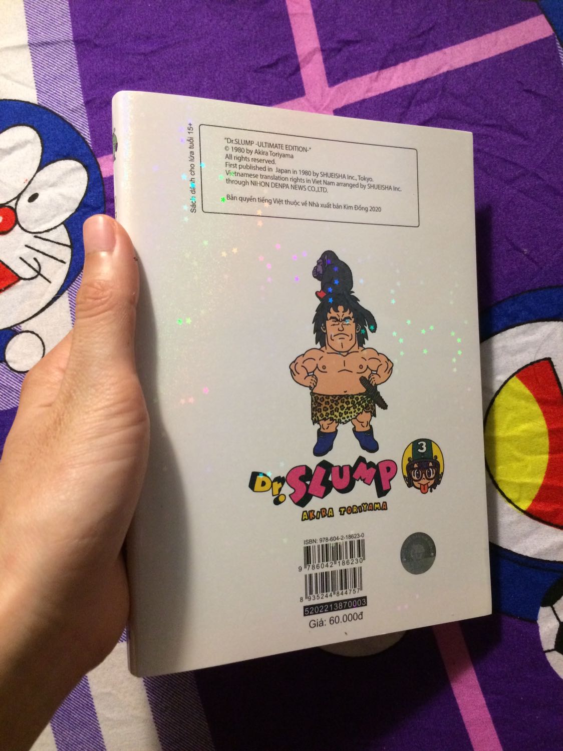 Bìa ngộ nghĩnh hen! Sau bao ngày ngóng trông thì cuối cùng cũng ra tiếp tập 3 rồi. Ấn tượng đầu tiên phải là cái bìa sách nha. Trời ai nghĩ ra cái hình minh hoạ ngộ nghĩnh thế, chú siêu nhân Slump với cái miệng hình hoa thị, haha, nhìn thôi đã thấy vui rồi. Lật tiếp mặt bìa sau nữa nha, người rừng Slump chỉ mặc mỗi chiếc khố. Tập 3 này vẫn tiếp tục vi vu cùng các bạn nhỏ và tiến sĩ ế nha. Xen kẽ các câu truyện sẽ có phần phụ là lời của tác giả, cũng vui lắm. Truyện in trang màu xen kẽ nữa nên rất đẹp, bìa bóng lấp lánh ánh sao.
Về dịch vụ tiki thì không bao giờ làm mình thất vọng cả, giao hành nhanh, đóng gói đối với mình vậy là quá ổn, shipper chỗ mình cũng thân thiện nữa. Xin cảm ơn tiki nhiều nha