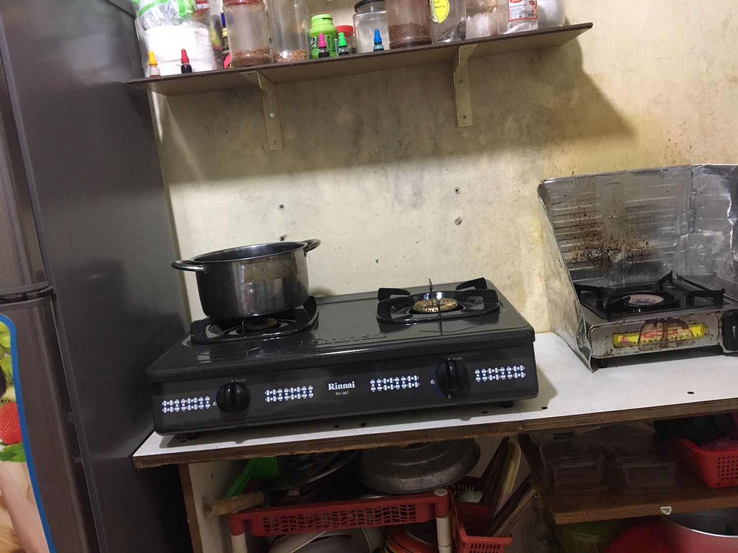 K có đầu hâm bên bếp bên phải, phải đi mua riêng 90k 1 cái, mặc dù mua hàng đc giảm giá nhưng lại giao k đầy đủ, đi mua đầu hâm bên ngoài ngta bảo mua rẻ nên k có đầu hâm, rẻ vậy là đúng, mình k biết đúng hay sai, nhưng hơi thất vọng về tiki