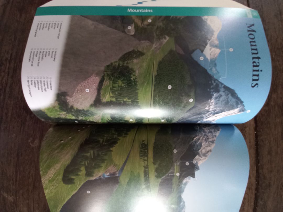 Tiki giao hàng nhanh 2 ngày là nhận đc hàng. Sách đóng gói đẹp, sách cũng đẹp tuy nhiên giấy sách mỏng lắm nhưng mà chất giấy sờ nó cứ đã tay sao í. Sách dày cực, có chỗ nhỏ xíu sách bị hơi nhăn góc tí