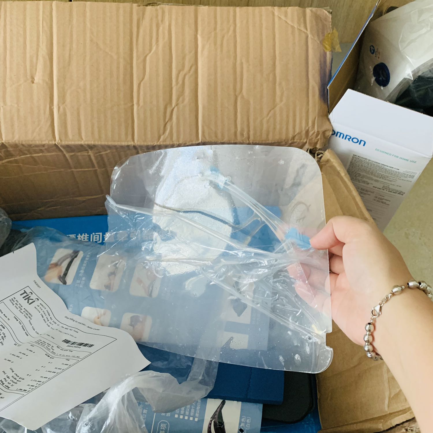 Tôi đặt mua kính bảo hộ giá 95k, thực tế ship loại rẻ tiền. Loại này tôi có rất nhiều. Nó dễ gió bay. Đề nghị trả lại tiền