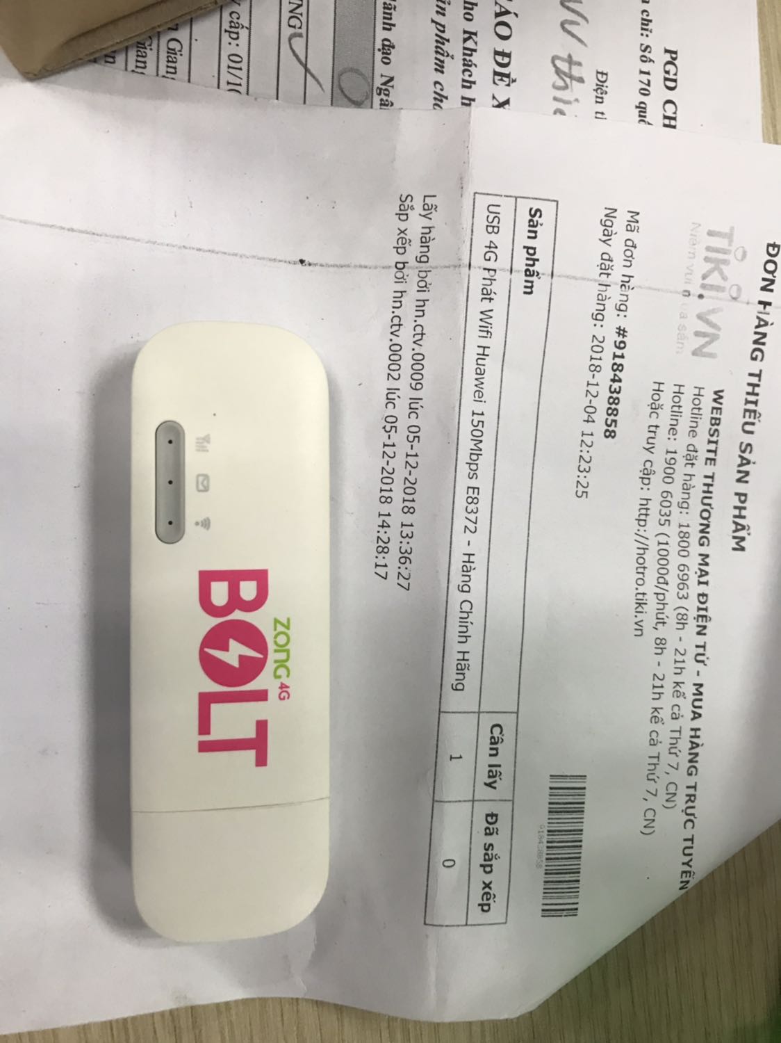 Thấy hết hàng của tiki trading nên đặt của nhà cung cấp hhshop online và được giao cho bản của nhà mạng như trên. Trong khi thông tin là hàng chính hãng và toàn bộ comment nhận xét là của những người mua hàng tiki trading có tem của anhngoc.vn
Hàng nhận về trông như sử dụng rồi, Ố vàng, lắp lỏng lẻo.
Mất gần 2 tuần để trả hàng trong khi tiki cam kết 2-3 ngày.
Tiki trả lời là bên kia hết hàng chính hãng nên hoàn tiền trong khi web vẫn còn sản phẩm hàng chính hãng của hhshop online. 
Cảm thấy hơi tệ với chất lượng nhà cung cấp và dịch vụ tiki lần này