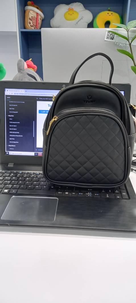 Balo may cẩn thận, chắc chắn. So với giá tiền ok.
Điểm trừ duy nhất là phần may khóa, nó cứ lòi vải (màu vàng trong hình) ra ngoài, nên ko thể kéo trơn được, cứ phải lấy tay đẩy vào mới kéo đc khóa.
Mong shop lưu ý khắc phục cho loại khác.
Mình định mua balo nam cho con mang đi học mà đắt, nếu giảm giá thêm mình sẽ vào mua thêm balo nam hihi