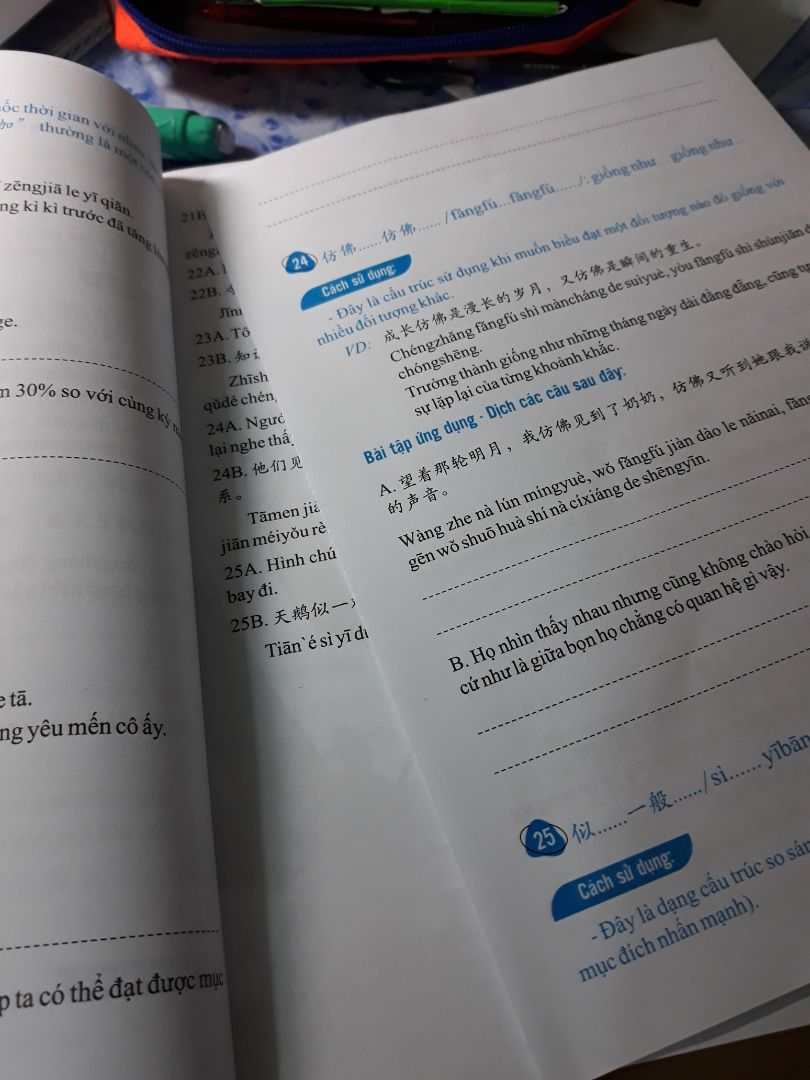 ko bàn về nội dung nhưng sách đắt như vậy cũng nên đầu tư khâu đóng sách chứ quyển đều bị thế này, lật tới đâu rớt trang ra tới đó, keo căn bản ko dính nổi.