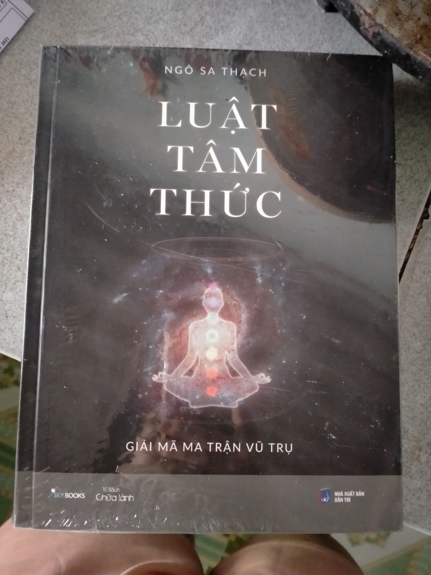 Lúc nhận sách mình khá là bất ngờ. Cuốn sách to ghê luôn. Đóng gói cẩn thận. Cuốn mình nhận được là bìa cứng. Giờ đánh giá thì thấy thì thấy shop ghi bìa mềm ? Cuốn này đỉnh lắm á mọi người. Có khả năng thay đổi cuộc đời mình luôn á. Đọc nhiều lần mới thẩm thấu được nghe ?