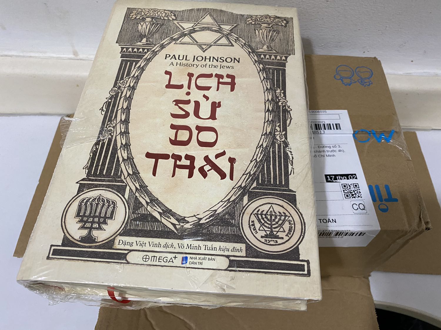 Ngoại quan chư được tốt lắm, nhận xong mở ra thấy màng nhựa bọc sách rách rồi. Sách cũng hơi xộc xệch. Nội dung chưa đọc nên chưa đánh giá được.