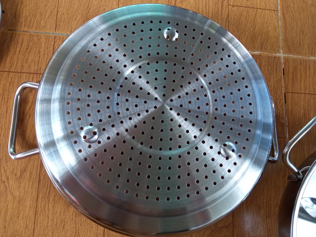 Nhận được hàng siêu nhanh, sớm hơn dự kiến nhiều. Nồi dày dặn, sáng bóng. 24cm là vừa đủ xinh. Được tặng thêm 2 vá xinh xinh.