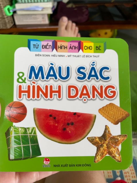 Sách bìa cứng, trang nào cũng cứng luôn, bé dễ đọc mà k bị rách, màu sắc tươi sáng, hình ảnh và chữ rõ nét, tuy nhiên thiếu màu xanh lá
