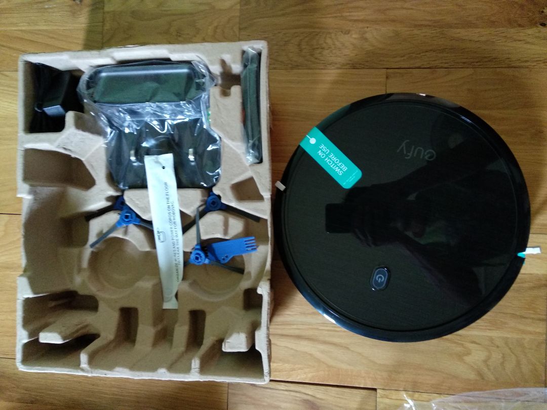 Ưu: Máy chạy êm, hút rất sạch, pin lâu hết, dễ dàng vệ sinh, tự né cầu thang, có thể leo lề dưới 2cm... Nhược điểm: Máy chạy theo lộ trình ngẫu nhiên (auto) nên thời gian hoạt động khá lâu, chổi quét lông mềm quá nhanh xuống cấp, dễ leo lên chân quạt đứng gây mắc kẹt (cái này không hẳn là nhược điểm). Kết luận: Nên mua