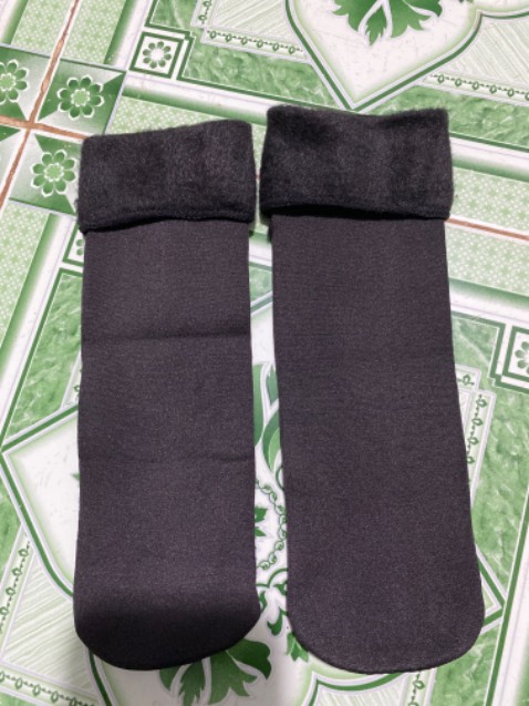 Phần bàn chân co dãn ổn, phần viền ở cổ tất khá cứng, ít co giãn. Lớp lông lót không nhiều, sát với vải nên không có độ mềm mại, giữ ấm như những loại tất vải dài thường.