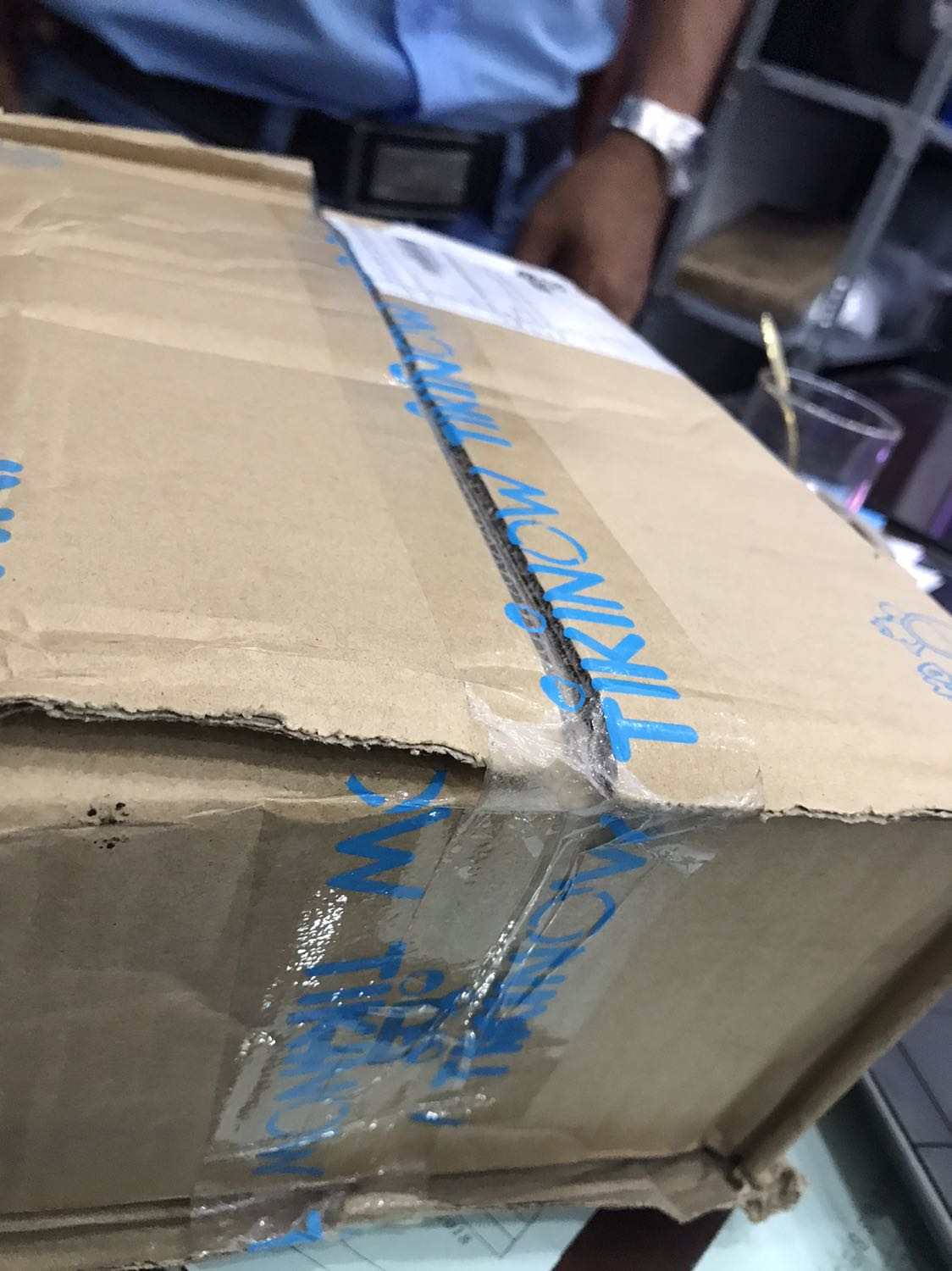 Sản phẩm giống như đã bị mở ra trước khi giao. Tôi rất không hài lòng về việc này. Nếu sản phẩm có giá trị cao thì sẽ bị đánh tráo hay trộm mất. Đã mua tại tiki nhiều lần mà sao lần giáp hàng này tệ quá